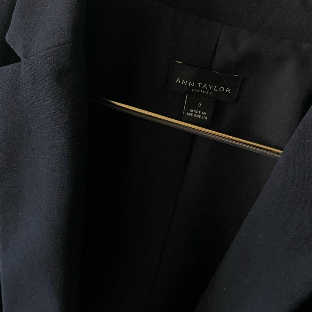 Ann Taylor Blazer. - Picture 3 of 4